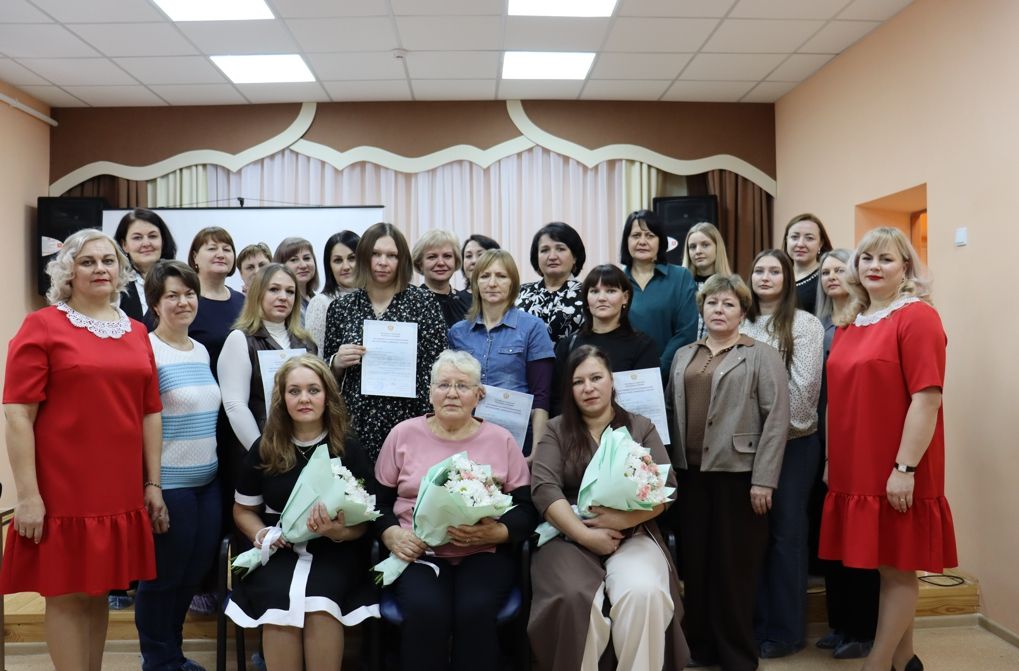 Литературно-музыкальная гостиная «Прекрасна женщина с ребенком на руках»